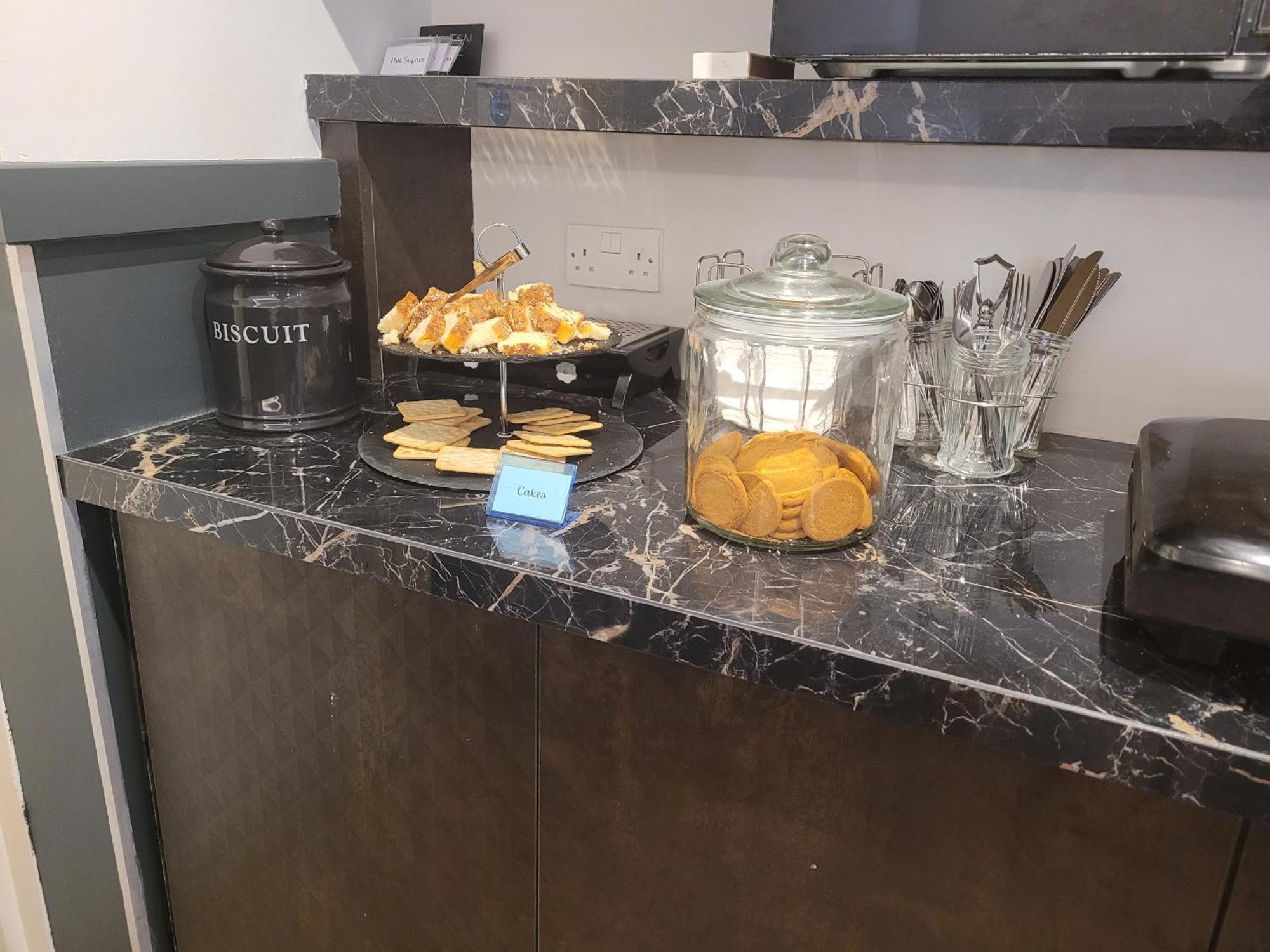 The Gatwick White House Hotel Хорли Экстерьер фото